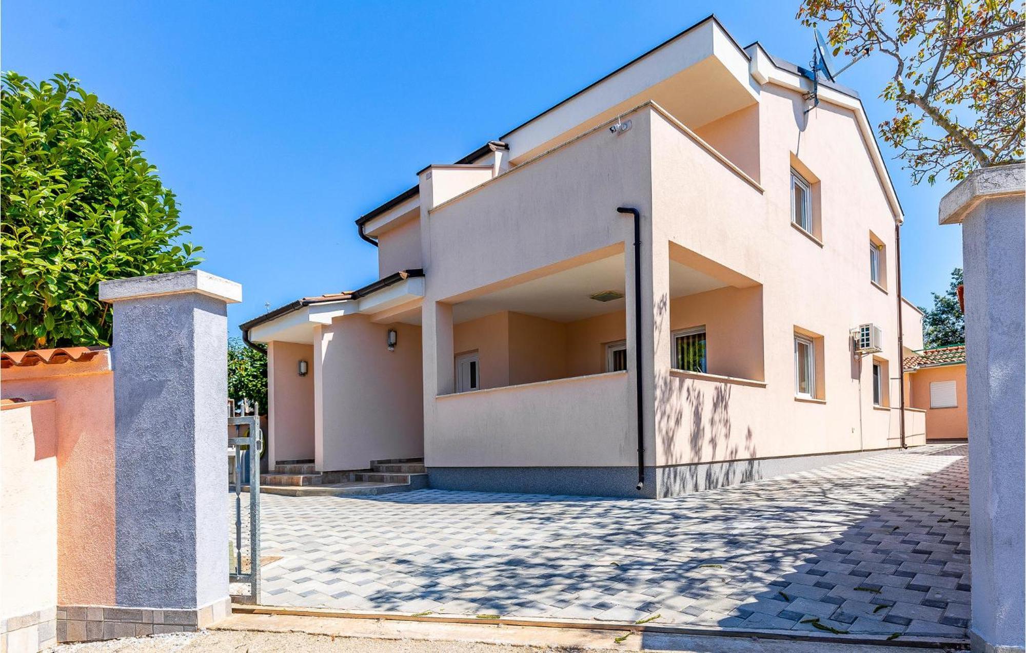 Stunning Apartment In Fazana With House Sea View Exteriör bild